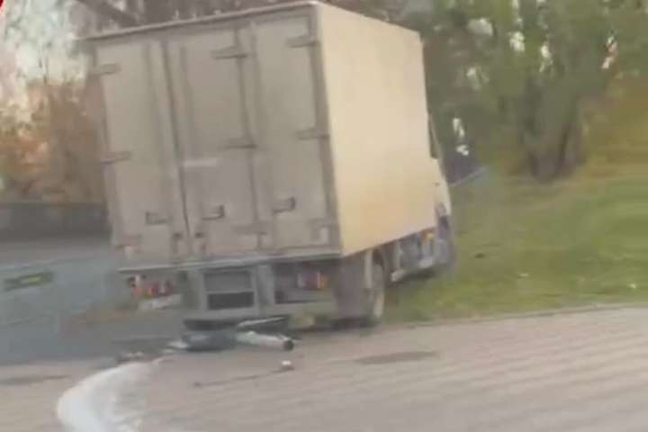 У Києві вантажівка вилетіла з дороги й зупинилась у стовпі (відео)