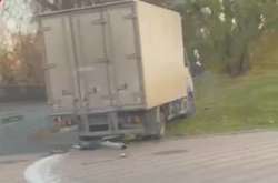 У Києві вантажівка вилетіла з дороги й зупинилась у стовпі (відео)