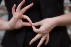 Украинские больницы обяжут иметь в штате сурдопереводчиков 