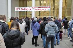 У Києві напередодні посилення карантину – черги за щепленням від Covid-19 (фото)