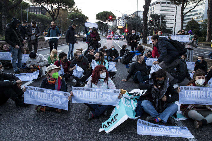 Активісти у Римі спробували заблокувати вулицю, що веде до місця проведення саміту G20