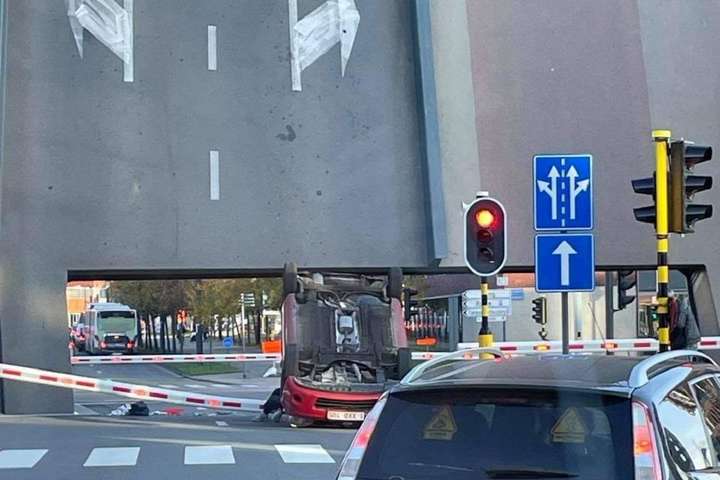 У Бельгії розвідний міст піднявся разом з автівкою і перекинув її (відео)