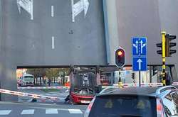 У Бельгії розвідний міст піднявся разом з автівкою і перекинув її (відео)