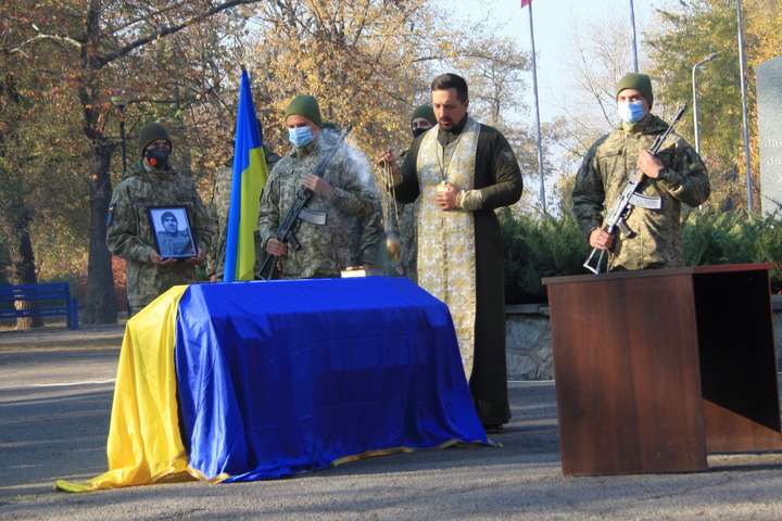 У Запоріжжі поховали воїна-танкіста, який загинув на Донбасі (фото)