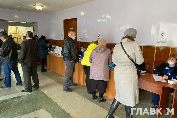Курйоз на Черкащині. Членкині комісії видали посвідчення на вибори 28 березня