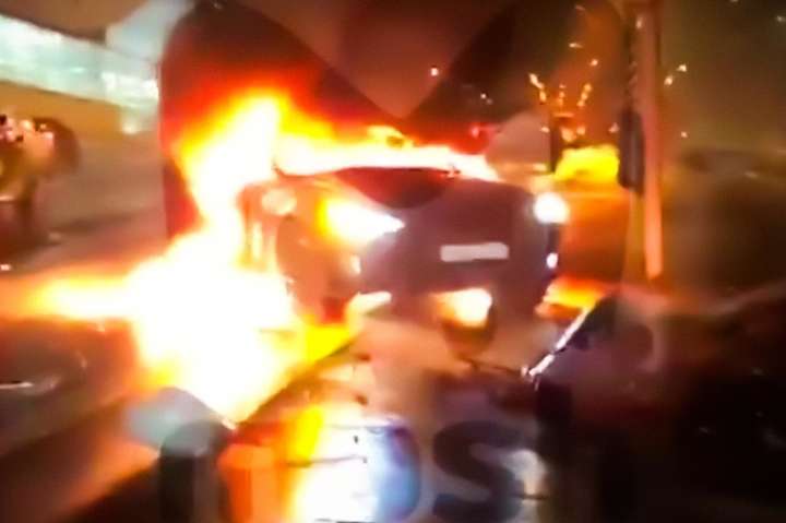 У Москві вщент згорів найпотужніший електромобіль Tesla (відео)