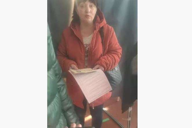 На виборчій дільниці у Харкові жінка сфотографувала бюлетень, аби відзвітувати керівництву (відео)