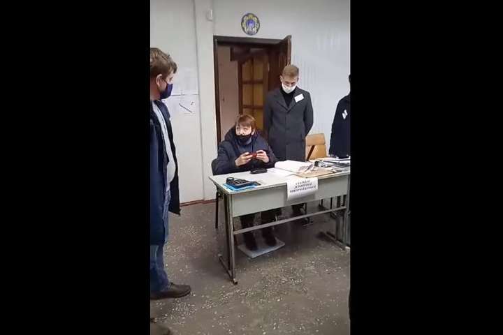 У Золотоноші на одній із дільниці почали завчасно рахувати голоси (відео)