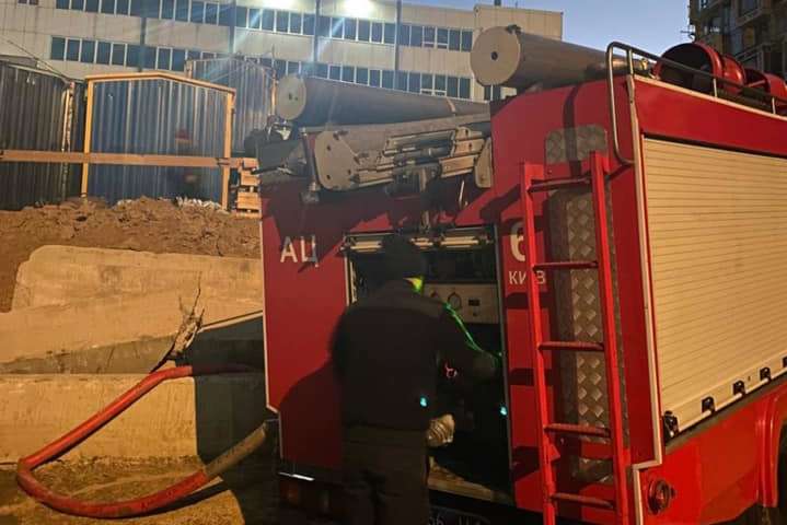 Вогнеборці здійснювали постійне підвезення води - На території будівництва в Києві сталася велика пожежа (фото)