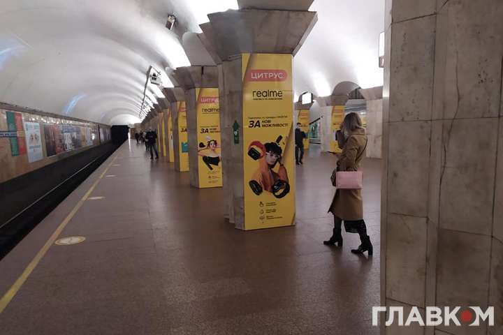 Напівпусте метро та затори на дорогах. Як почався жорсткий карантин у Києві (відео)
