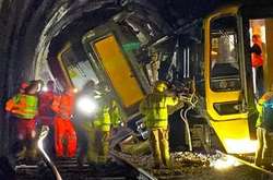 На півдні Англії в тунелі зіткнулися два потяги