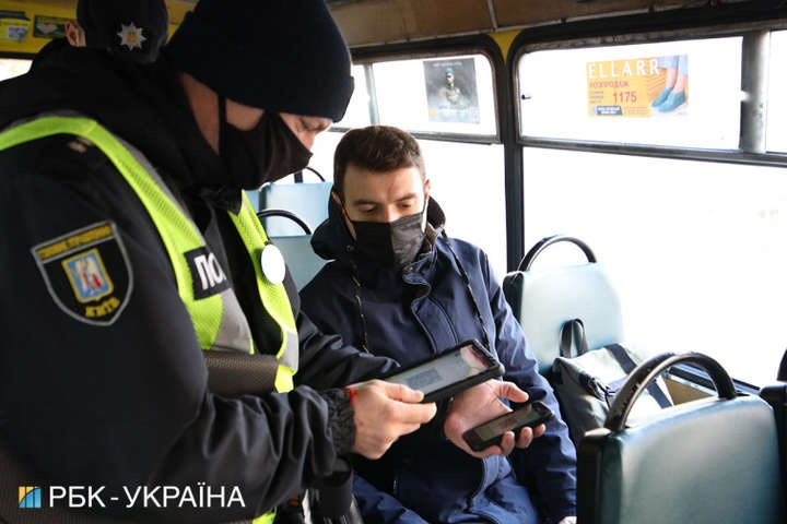 Пішли рейди: в київському транспорті почалася перевірка Covid-документів (фото)