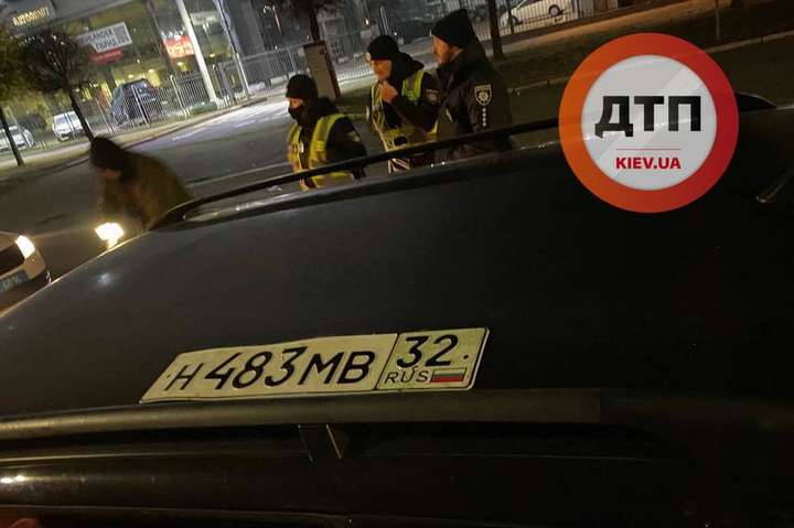 Водій авто на російських номерах тікав через весь Київ від поліції та скоїв ДТП (фото)