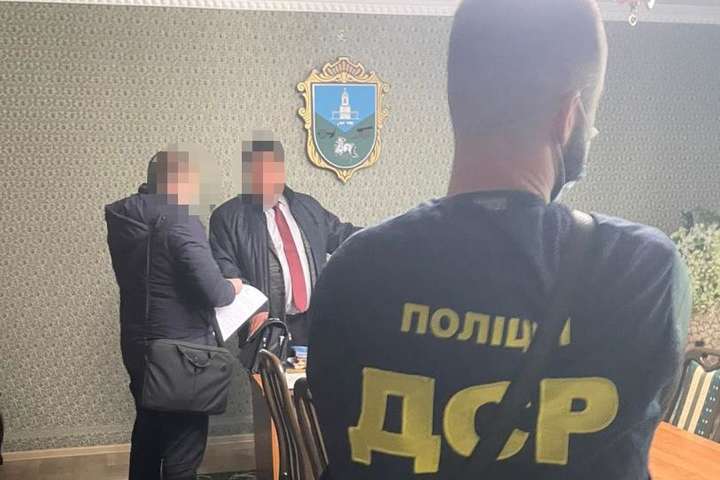На Миколаївщині голову ОТГ викрили на хабарі за видачу документів 