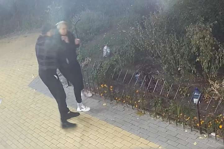 У Києві єпископ під під’їздом багатоповерхівки жорстоко побив жінку (відео)