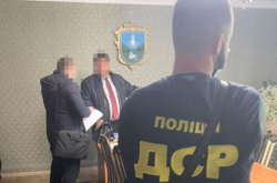 В Николаевской области главу ОТГ разоблачили на взятке за выдачу документов 