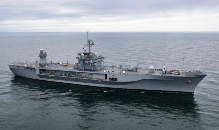 Флагманский корабль Шестого флота ВМС США следует в Черное море 