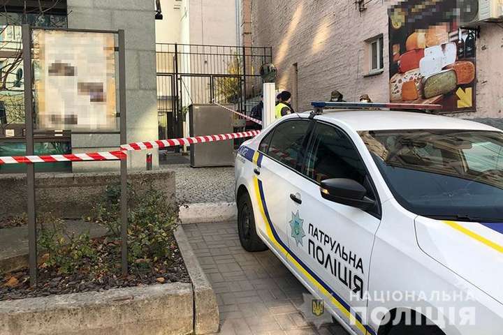 Біля одного з посольств у Києві виявлено підозрілу коробку 