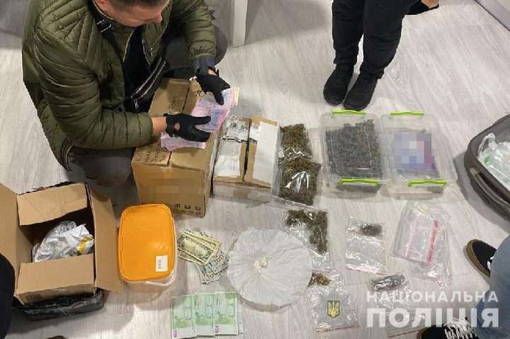 Під час обшуку правоохоронці&nbsp;вилучили пакети з речовинами, схожими на кокаїн, канабіс та гашиш - У Києві поліція затримала наркоторговця з «товаром» на пів мільйона гривень (фото, відео)