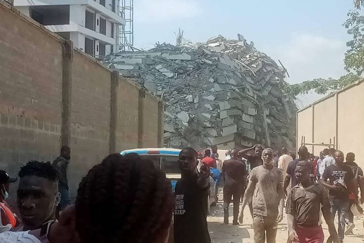 У Нігерії впав 21-поверховий будинок: під завалами десятки людей