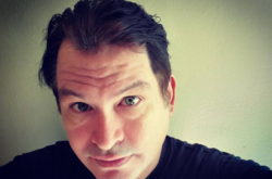 Пистолет или динамит? Мужчина с самым большим пенисом не прошел контроль в аэропорту