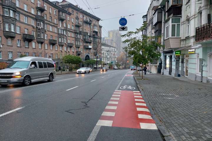 На столичній вулиці замість запаркованих автівками смуг з’явилися велодоріжки (фото)