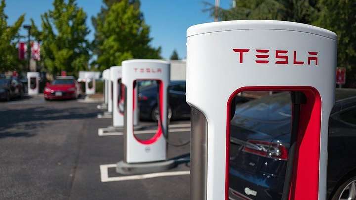 Tesla відкриє заправки для всіх електромобілів