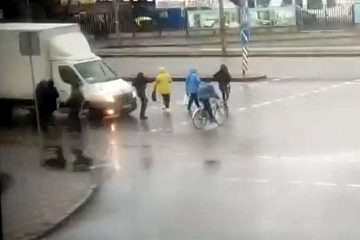Смертельна ДТП у Києві: вантажівка на переході знесла велосипедиста (відео)