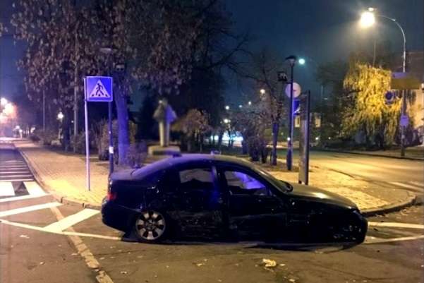 П’яний водій BMW збив 12 стовпчиків на тротуарі в центрі Києва (відео)