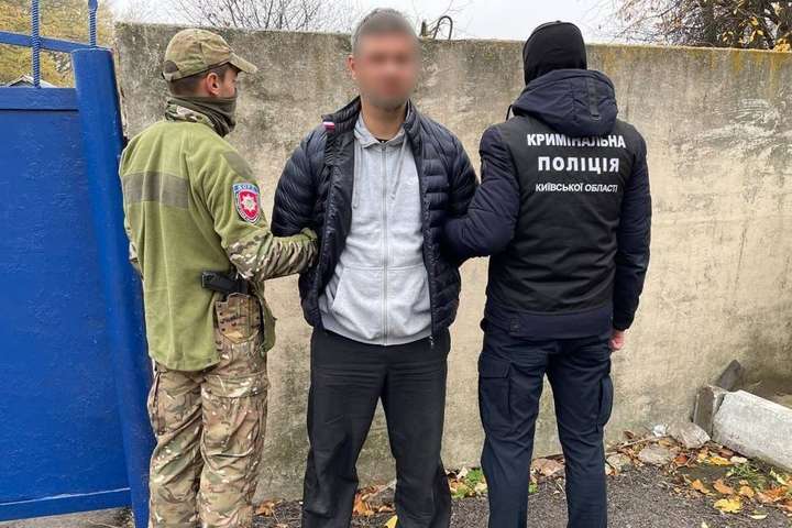 На Київщині поліція затримала озброєних рецидивістів із Росії (фото, відео)
