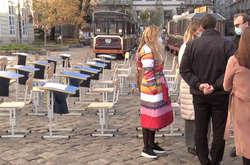  Батьки влаштували акцію під львівською Ратушею 