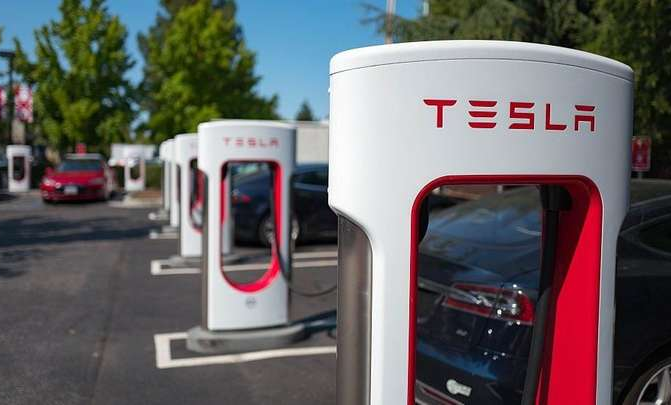 Tesla откроет заправки для всех электромобилей