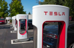 Tesla откроет заправки для всех электромобилей