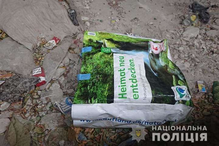 Лежало біля сміття у пакеті: на Тернопільщині мати викинула немовля
