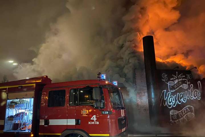 Масштабна пожежа в ресторані в Києві: вогнеборці повідомили деталі (фото)
