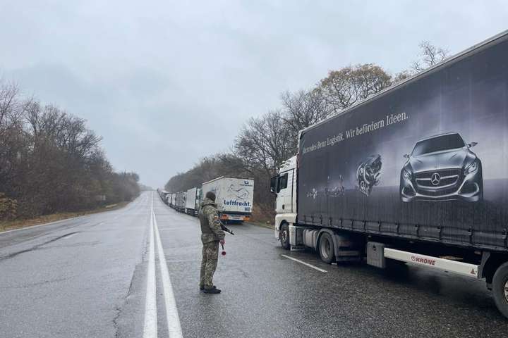 На Харківщині утворилися черги з вантажівок на кордоні з РФ: що відомо (фото)