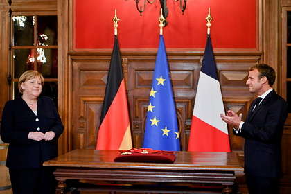 Макрон вручив Меркель одну з найголовніших нагород Франції