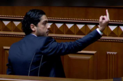 Лерос в Раде показал средний палец Зеленскому (видео)