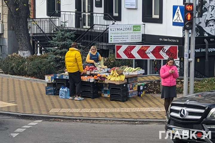 Стихійна торгівля процвітає: поліція не реагує на порушення в центрі Києва (фото)