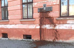 Два відра фекалій для Народного дому. Хуліган із Чернівців отримав покарання