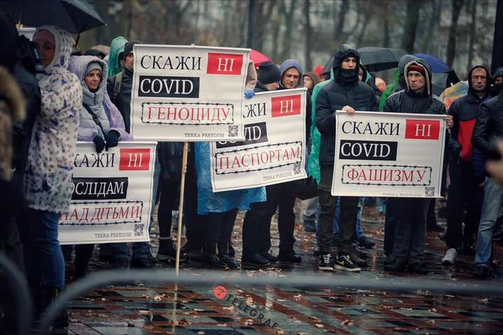 Антивакцинаторы Украины и Молдовы протестовали с одинаковыми плакатами (фото) 