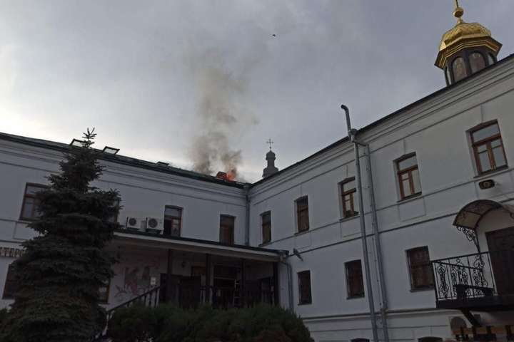 Пожежа в Києво-Печерській лаврі: люди вистрибували у вікно (фото)