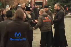 Скандальний митрополит Павло з «братами» напали на журналіста в Лаврі (відео)