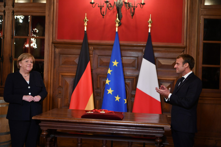 Макрон вручил Меркель одну из самых главных наград Франции