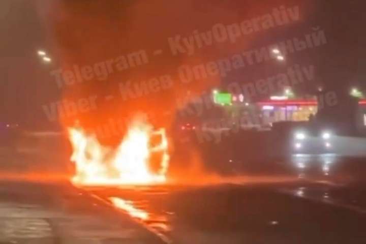 На трасі біля Кончі-Заспи вщент згоріла автівка (відео)