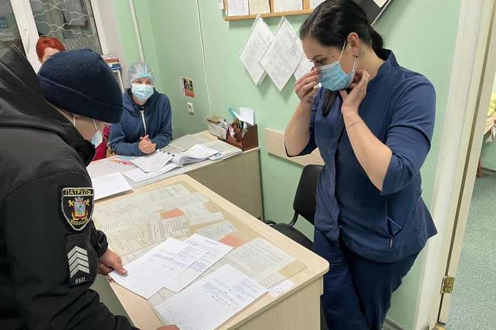 Ковідний апокаліпсис на Миколаївщині: родичі хворих штурмують лікарню з вимогою надати кисень (фото)