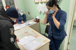 Ковидный апокалипсис на Николаевщине: родственники больных штурмуют больницу с требованием предоставить кислород (фото)