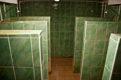 Скандал у столичному виші: в жіночій душовій виявили камеру