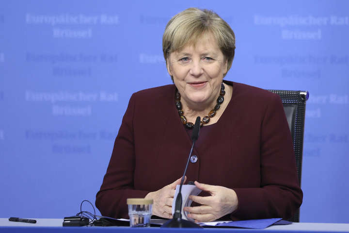 «Відносини завжди були особливими»: Меркель підтримала діалог з Росією