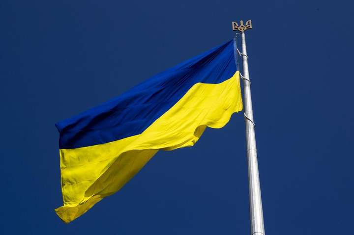 П'яний росіянин зняв прапор України з будівлі та викинув його в кущі 
